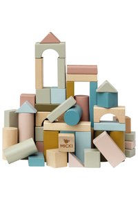 Set van houten blokken in meerdere kleuren met geometrische vormen, waaronder kubussen, cilinders en bogen in pastelkleuren met een natuurlijke houtafwerking.