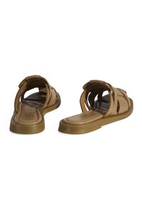 Stoffsandalen in Beige mit mehreren Riemen, glattem synthetischem Material, konturiertem Fußbett und einer strapazierfähigen Gummisohle mit leichtem Absatz.