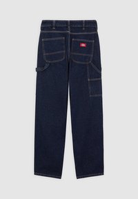 Mörkblå denim-cargobyxor med flera fickor, förstärkta sömmar och en liten logotypmärke nära midjan. Skräddarsydd, rak skärning.