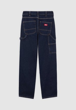 Pantalon cargo en denim bleu foncé avec plusieurs poches, coutures renforcées et un petit écusson logo près de la taille. Coupe droite et ajustée.