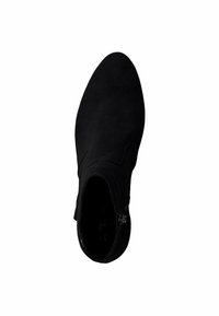 Bottine en daim noir avec un bout pointu, fermeture éclair sur le côté et des détails de couture minimalistes sur une surface lisse. Semelle plate, design de hauteur intermédiaire.