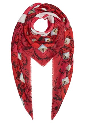 Rødt trekantet tørklæde med sorte blomsterprint og metalliske pyramide-nitter, vist foldet med frynser på kanterne.