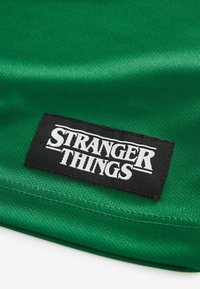 Next STRANGER THINGS  - REGULAR FIT - Printtipaita - white green