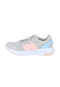 Zapatilla deportiva de color gris claro con parte superior de malla, acentos en rosa y azul, punta redondeada y suela de goma blanca. Sistema de cordones con cordones grises a juego.