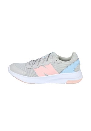 Zapatilla deportiva de color gris claro con parte superior de malla, acentos en rosa y azul, punta redondeada y suela de goma blanca. Sistema de cordones con cordones grises a juego.