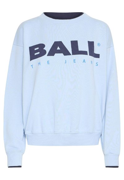 Lys blå genser med rund hals, drop shoulders og store marineblå bokstaver som står "BALL THE JEANS," med ribbestrikkede mansjetter og hem.