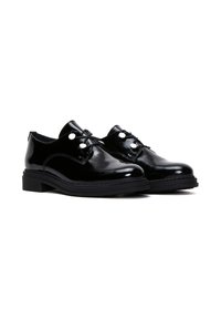Schwarze Lackleder Schnürschuhe mit runder Zehenform, strukturiertem Absatz und kontrastierenden weißen Ösen für die Schnürsenkel. Glatte, glänzende Oberfläche.