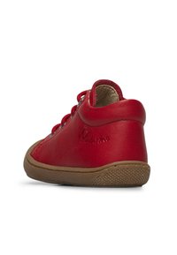 Scarpa in pelle rossa con forma arrotondata, design con lacci e dettagli cuciti. Presenta una suola in gomma tan con grip testurizzato.