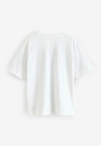 Hvid bomulds T-shirt, afslappet pasform med korte ærmer, rund halsudskæring, glat tekstur, ingen synlige mønstre eller detaljer, bagansigt.