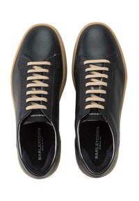 Schwarze Ledersneaker mit strukturiertem Finish, beigen Schnürsenkeln und Gummisohle. Verfügt über ein minimalistisches Design und Branding im Inneren.