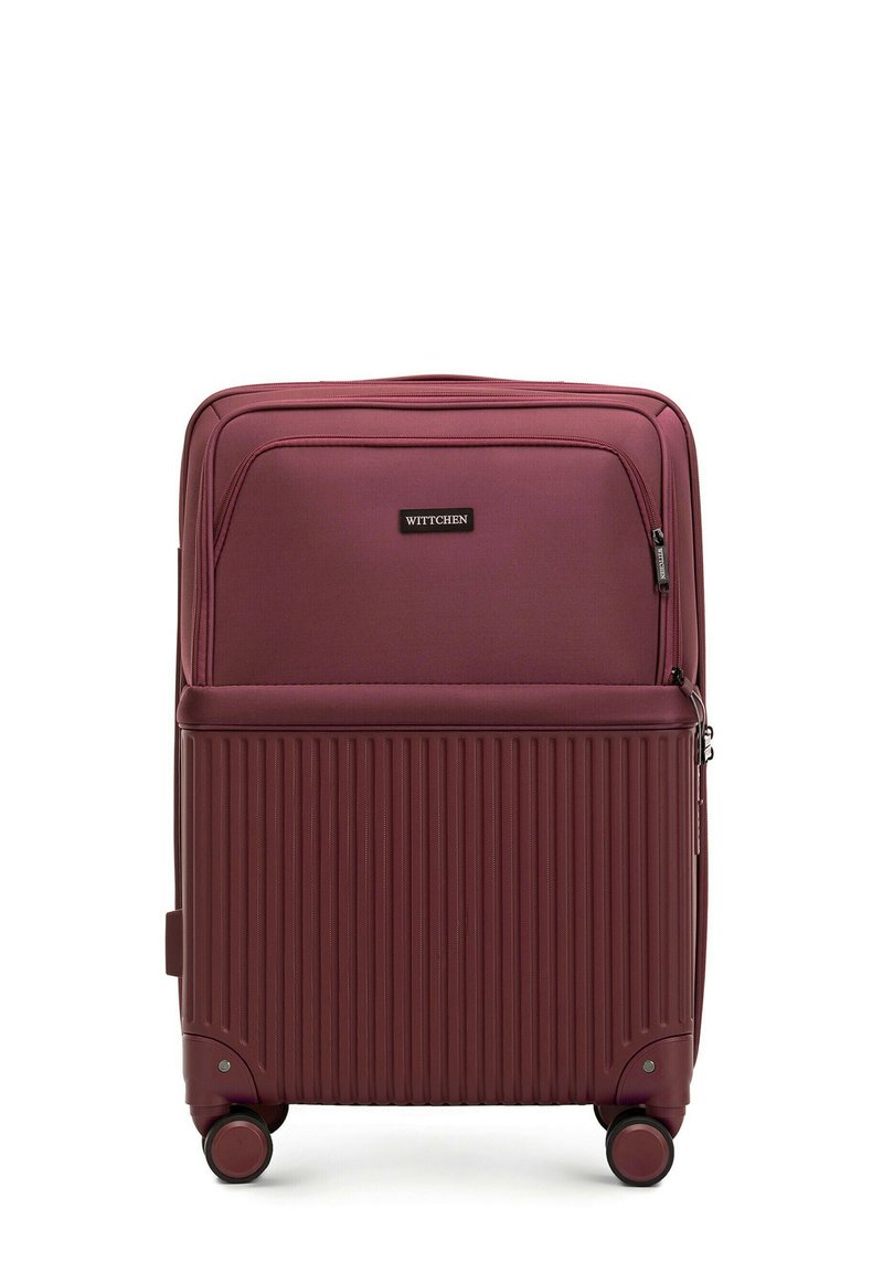 Valigia marrone bordeaux con un design a coste strutturato e una sezione superiore liscia. Presenta doppie ruote, una tasca frontale con zip e un manico resistente.