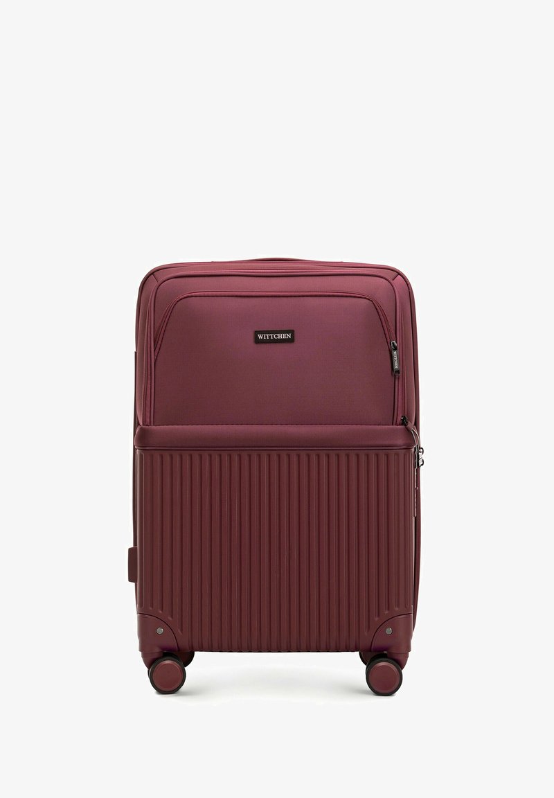 Valigia marrone bordeaux con un design a coste strutturato e una sezione superiore liscia. Presenta doppie ruote, una tasca frontale con zip e un manico resistente.