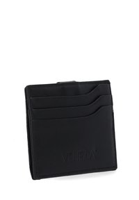 Černá kožená peněženka na karty se třemi sloty na karty, vyraženým logem, elegantním designem a hladkou texturou. Kompaktní a minimalistický tvar.