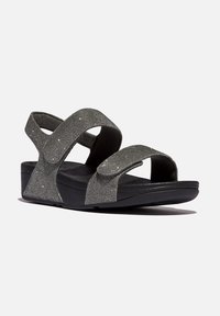 Sandaal de cuña negro con correas de tela gris brillante ajustables, plantilla suave y suela texturizada para mayor agarre. Presenta un diseño de punta redondeada.
