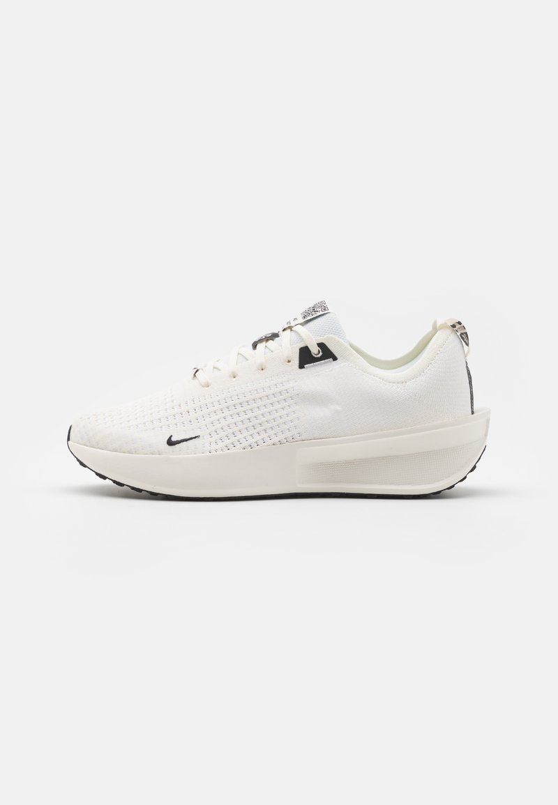Chaussure de course en tricot blanc avec une semelle épaisse et coussinée, détails noirs sur les lacets, la languette du talon et un petit logo près des orteils.