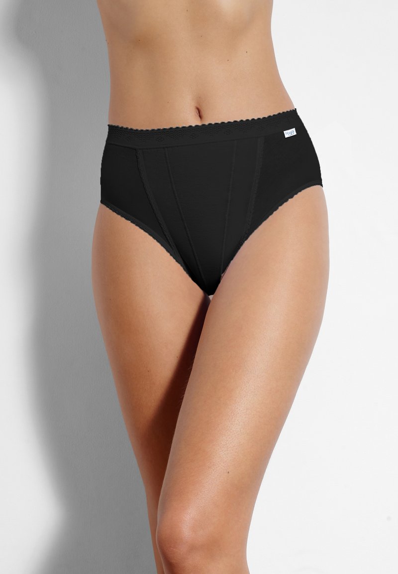 Mutande nere a vita alta realizzate in tessuto morbido con bordo in pizzo ondulato lungo l'elastico. Presentano una forma classica e sottili dettagli di cucitura.