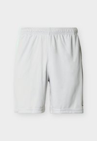 Λευκά αθλητικά σορτς με ελαστική ζώνη μέσης, πλαϊνές τσέπες και μήκος μέχρι το γόνατο, εμφανιζόμενα σε απλό φωτεινό φόντο.