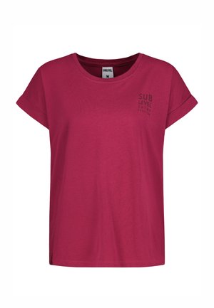 Kurzärmeliges magentafarbenes T-Shirt mit Rundhalsausschnitt, aufgekrempelten Ärmeln und kleinem „SUB LEVEL“-Schriftzug auf der oberen linken Brust.
