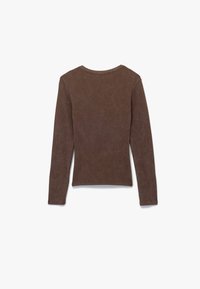 Brun langærmet skjorte med en blød tekstur og rund halsudskæring. Har sidespalter og en tætsiddende design, lavet af et let materiale.