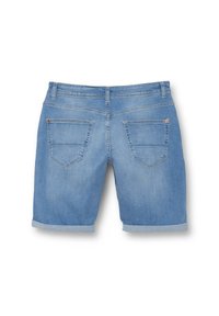 Pantalones cortos de mezclilla en azul claro, con un corte recto. Presentan un dobladillo enrollado y dos bolsillos traseros con detalles de costura en diagonal.