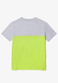 Szary i neonowozielony t-shirt z krótkim rękawem. Posiada wzór z blokiem kolorów z szarą górną częścią i gładką, jasną zieloną dolną częścią.