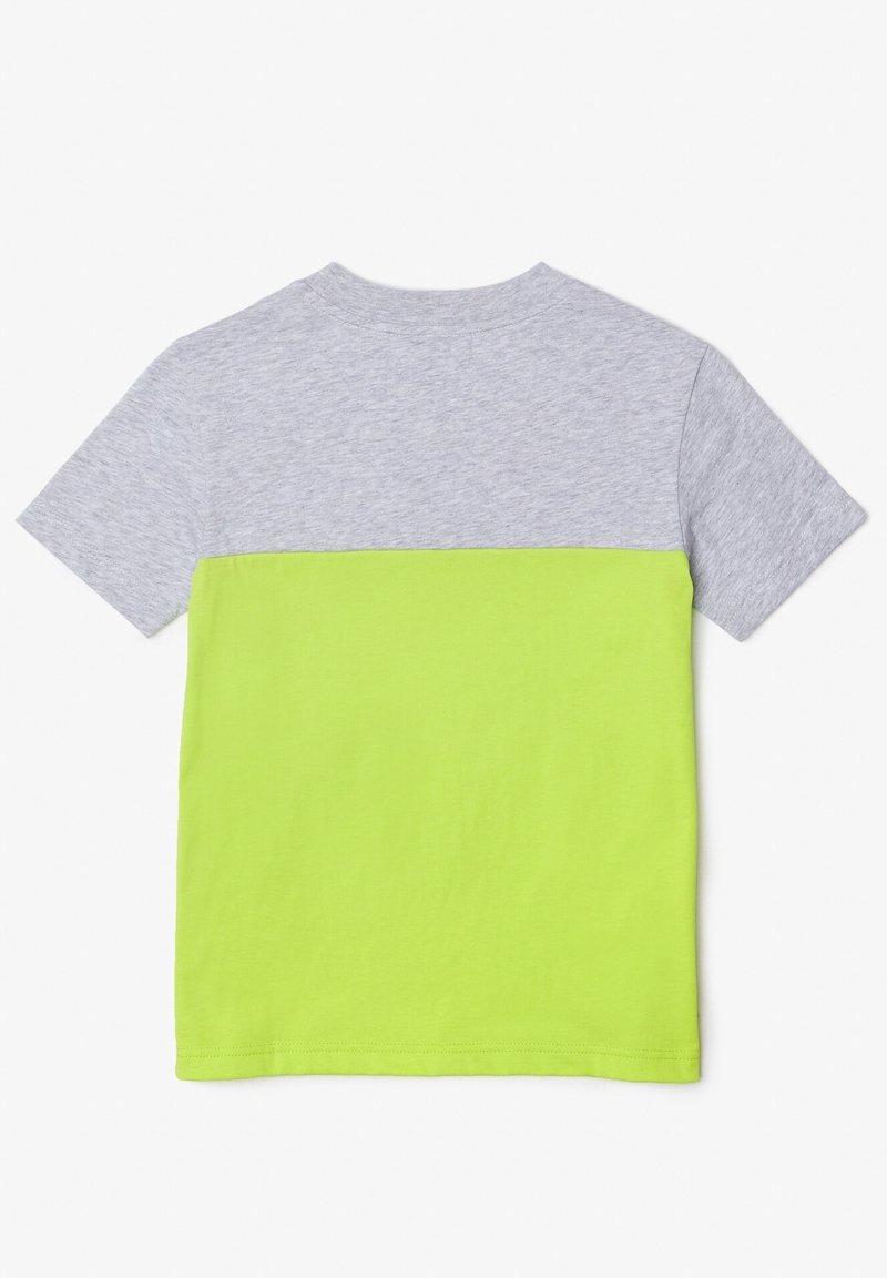 Szary i neonowozielony t-shirt z krótkim rękawem. Posiada wzór z blokiem kolorów z szarą górną częścią i gładką, jasną zieloną dolną częścią.