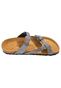 Grå faux læder sandal med teksturerede tværsstænger, polstret sål og en sort gummisål. Letvægts og fleksibelt design.