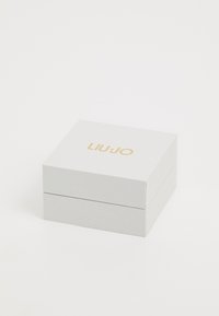 Cutie albă din carton cu o finisare texturată, având un logo auriu "LIU JO" pe capac, concepută cu o structură în două piese.