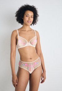 Gjennomsiktig nude lingerie-sett med blomsterbroderi i rosa og blått, med trekantet bh-design og høy midje. 