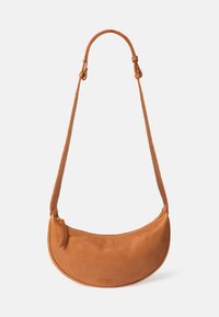 Braune Leder-Schultertasche mit geschwungener Form, Reißverschluss und verstellbarem Tragegurt. Mit strukturiertem Oberflächenmaterial und geprägtem Logo.