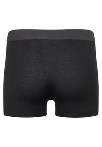 Boxer da uomo neri con una cintura elastica liscia. Realizzati in un materiale morbido e stretch, presentano una vestibilità aderente e un design pulito.