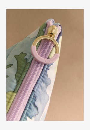 Stoffbeutel mit floralem Muster, lila Reißverschluss und goldenem, rundem Zuganhänger, teilweise bedeckt von einem pinken Gummigriff.