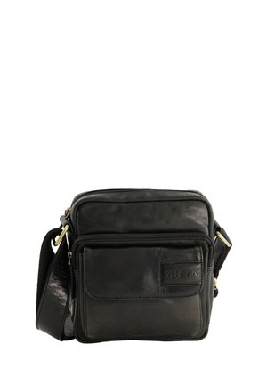 Czarna skórzana torebka na ramię o teksturowanym wykończeniu, z zamykanymi na zamek przegrodami i regulowanym paskiem. Posiada przednią kieszeń oraz detal z logotypem.