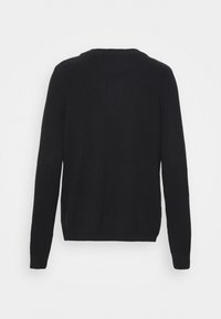 Černý žebrovaný pletený svetr s dlouhými rukávy a kulatým výstřihem. Materiál vypadá texturovaně a měkce, s přiléhavým střihem.