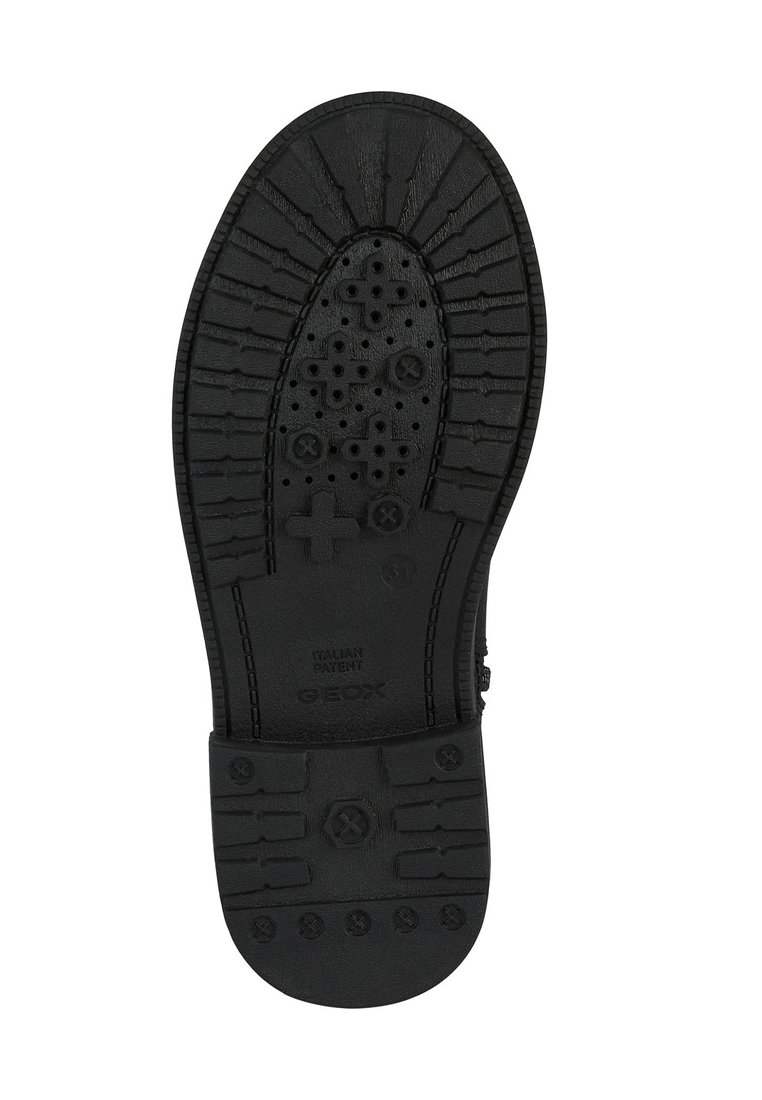 Suola di scarpa in gomma nera con un battistrada trapuntato, fori di drenaggio, dettagli testurizzati e logo del marchio in rilievo.