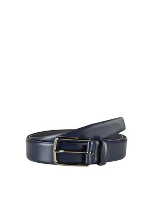 Marineblauer Ledergürtel mit silberner rechteckiger Schnalle, aufgerollt vor weißem Hintergrund.