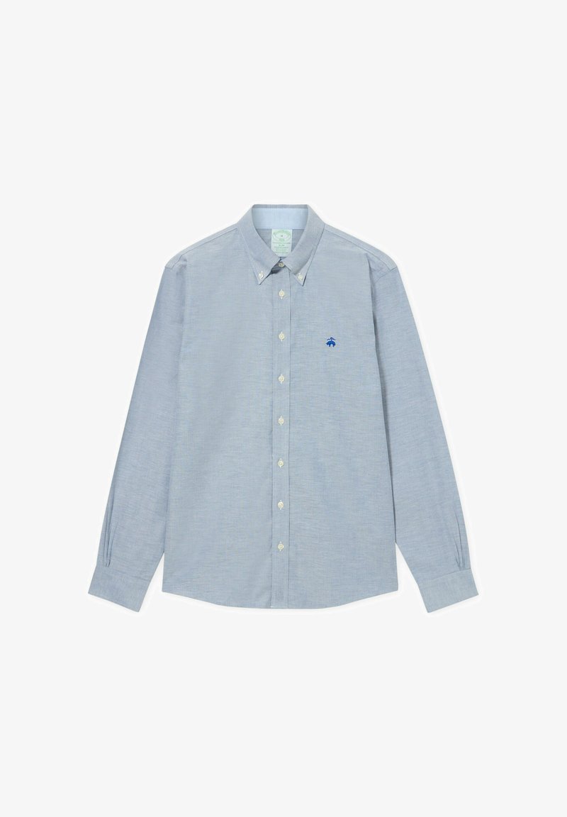 Jasnoniebieska koszula z długim rękawem z kołnierzykiem na guziki, wyposażona w białe guziki i niebieski haftowany logo na piersi. Miękka tekstura materiału.