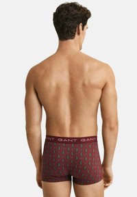Bordeauxkleurige boxershorts met een paisley-patroon, voorzien van een zachte tailleband met herhaalde branding. Gemaakt van een rekbare katoenmengeling.