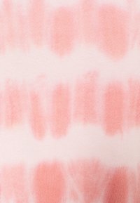 Bavlněná tkanina s jemným gradientem světle růžové a korálové barvy v batikovaných vzorech a různými texturovanými pruhy. Hladký povrch a nízká hmotnost.