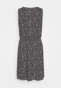 Czarna bezrękawnikowa sukienka w białe cętki, z elastyczną talią i luźnym krojem, idealna na codzienne wyjścia.