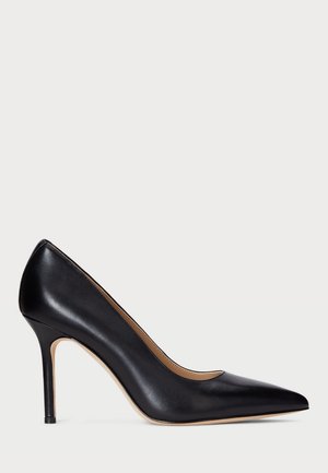 Escarpin à talon haut en cuir noir avec bout pointu et talon stiletto étroit. Texture lisse et design élégant.