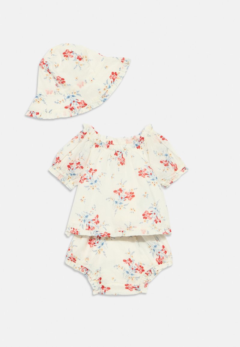 Ensemble pour bébé à motifs floraux avec une base blanche, des fleurs rouges et bleues. Comprend un haut à manches courtes, un short et un chapeau seau assorti avec des volants.