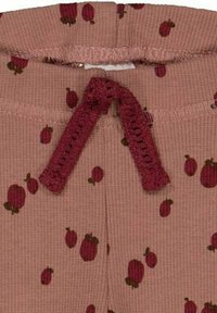 Růžová ribovaná látka s malými vzory červených jablek. Vybavena bordo háčkovaným šňůrkovým páskem v pase pro úpravu.