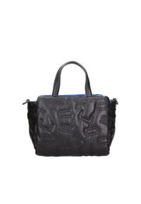 Sac à main en cuir noir avec un design de logo embossé, poignées arrondies et un intérieur bleu contrasté. Fermeture à glissière en haut.