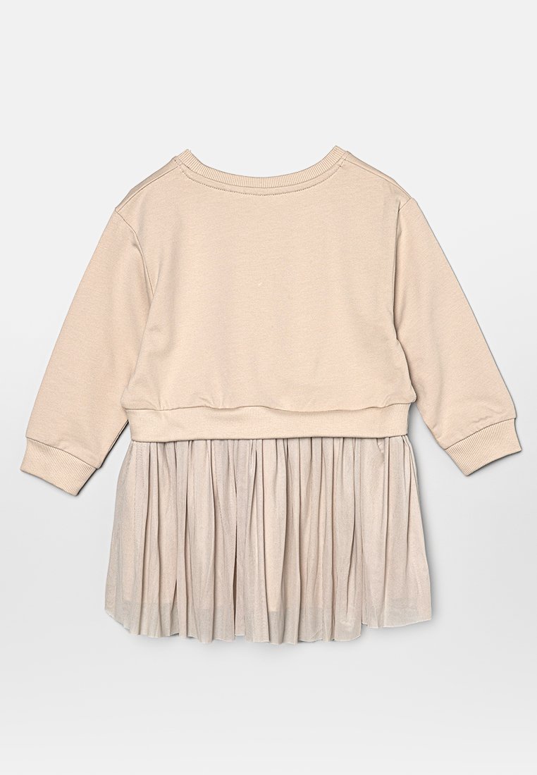 Beige klänning med en mjuk, långärmad överdel och en plisserad kjol, tillverkad av textil med struktur. Rund halsringning och ribbade muddar.
