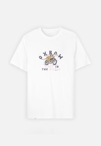 T-shirt en coton blanc arborant un motif graphique d'un personnage surfant avec les mots "OXBOW FIRST IN THE WATER" en noir et gris.