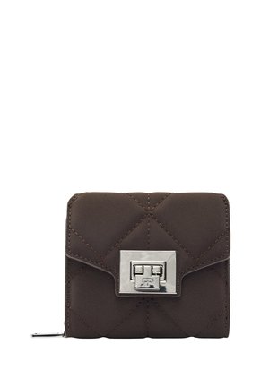 Brązowy pikowany portfel o gładkim wykończeniu, z metalowym zapięciem w kolorze srebrnym. Kompaktowy design z precyzyjnym przeszyciem i zamkiem błyskawicznym z boku.