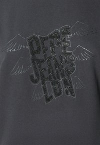 Pilkas marškinėlis su dideliu juodu kristalų įspaustu "PEPE JEANS LDN" logotipu, iš abiejų pusių puoštas sparnų grafika.