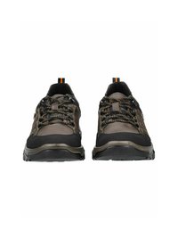 Scarpe da trekking marroni e nere con una superficie testurizzata, punta rinforzata e lacci accentati di arancione. Presentano una suola robusta per una buona trazione.