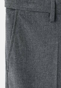 Szary materiał w wzór z teksturą kratki, z kieszenią i szlufką na pasku w talii. Materiał wydaje się usztywniony i teksturowany.